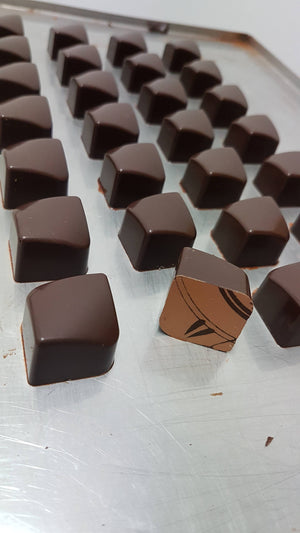 9 ambachtelijke bonbons van Chocoladebox in luxe wit doosje