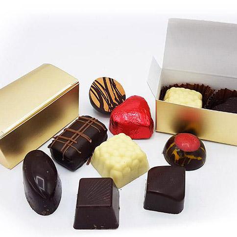 2 Belgische bonbons in gouden doosje