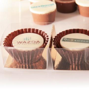 2 ambachtelijke bonbons met logo in verpakking
